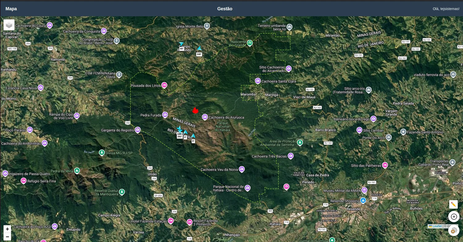 Tela do SMAIF Online: mapa vivo da unidade sobre imagem de satélite, com o foco de incêndio, as câmeras e seus campos de visão e o limite da unidade de conservação