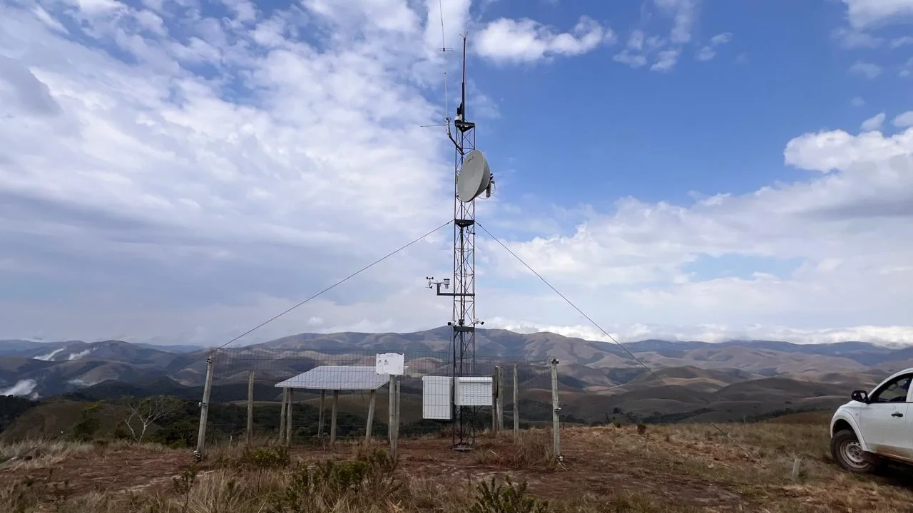 Torre de monitoramento do SMAIF instalada em topo de morro, com painel solar, antena de transmissão, câmera e estação meteorológica
